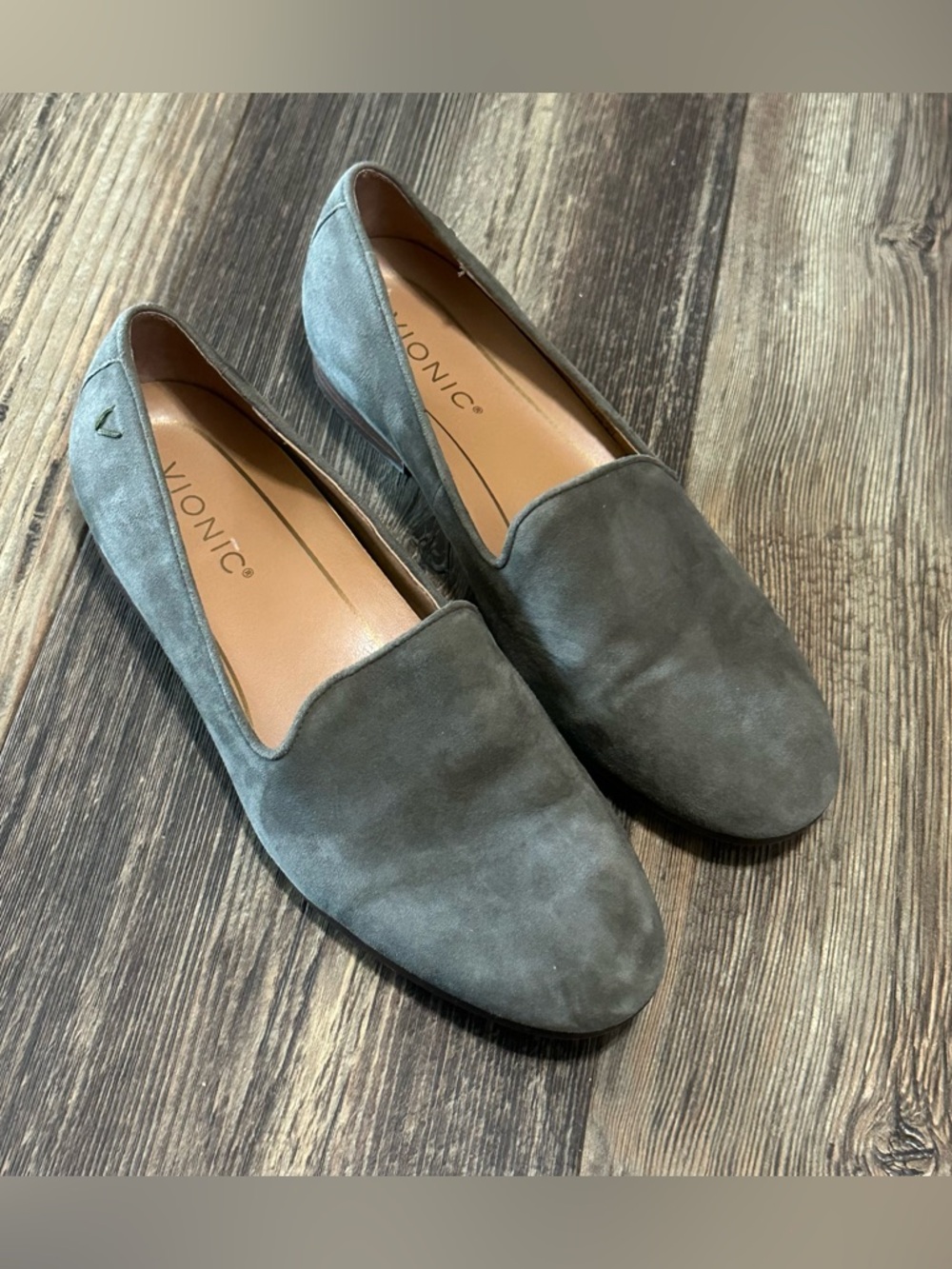 Vionic Willa green suede loafers women’s 6.5 flats slip on shoe